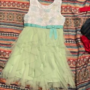 Girl’s size 6 dress.